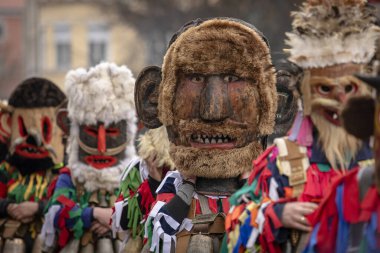 Bulgaristan 'ın Kyustendil kenti - 10 Şubat 2024: Bulgaristan' ın Kyustendil kentinde düzenlenen maskeli balo festivalinin birincisi. Geleneksel Kuker deri takım elbiseli adamlar pirinç çanlar eşliğinde dans ediyor ve doğurganlık ve sağlık ayini yapıyorlar..