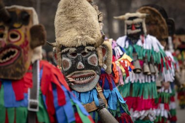 Bulgaristan 'ın Kyustendil kenti - 10 Şubat 2024: Bulgaristan' ın Kyustendil kentinde düzenlenen maskeli balo festivalinin birincisi. Geleneksel Kuker deri takım elbiseli adamlar pirinç çanlar eşliğinde dans ediyor ve doğurganlık ve sağlık ayini yapıyorlar..