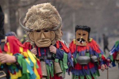 Bulgaristan 'ın Kyustendil kenti - 10 Şubat 2024: Bulgaristan' ın Kyustendil kentinde düzenlenen maskeli balo festivalinin birincisi. Geleneksel Kuker deri takım elbiseli adamlar pirinç çanlar eşliğinde dans ediyor ve doğurganlık ve sağlık ayini yapıyorlar..