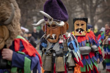 Bulgaristan 'ın Kyustendil kenti - 10 Şubat 2024: Bulgaristan' ın Kyustendil kentinde düzenlenen maskeli balo festivalinin birincisi. Geleneksel Kuker deri takım elbiseli adamlar pirinç çanlar eşliğinde dans ediyor ve doğurganlık ve sağlık ayini yapıyorlar..