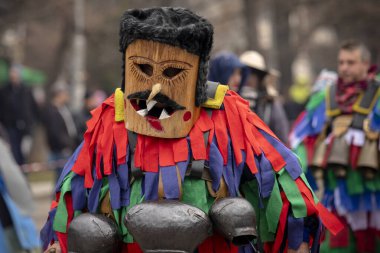 Bulgaristan 'ın Kyustendil kenti - 10 Şubat 2024: Bulgaristan' ın Kyustendil kentinde düzenlenen maskeli balo festivalinin birincisi. Geleneksel Kuker deri takım elbiseli adamlar pirinç çanlar eşliğinde dans ediyor ve doğurganlık ve sağlık ayini yapıyorlar..