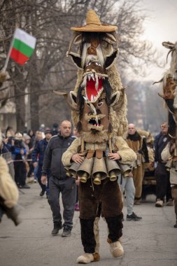 Bulgaristan 'ın Kyustendil kenti - 10 Şubat 2024: Bulgaristan' ın Kyustendil kentinde düzenlenen maskeli balo festivalinin birincisi. Geleneksel Kuker deri takım elbiseli adamlar pirinç çanlar eşliğinde dans ediyor ve doğurganlık ve sağlık ayini yapıyorlar..