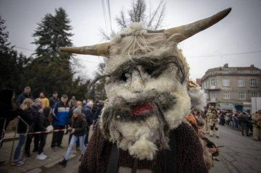 Bulgaristan 'ın Kyustendil kenti - 10 Şubat 2024: Bulgaristan' ın Kyustendil kentinde düzenlenen maskeli balo festivalinin birincisi. Geleneksel Kuker deri takım elbiseli adamlar pirinç çanlar eşliğinde dans ediyor ve doğurganlık ve sağlık ayini yapıyorlar..
