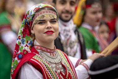 Bulgaristan 'ın Kyustendil kenti - 10 Şubat 2024: Bulgaristan' ın Kyustendil kentinde düzenlenen maskeli balo festivalinin birincisi. Bulgar halk dansları giyinmiş kadınlar doğurganlık ve sağlık ayini düzenliyor..