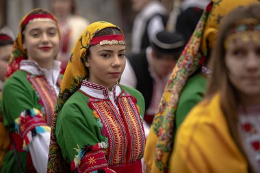Bulgaristan 'ın Kyustendil kenti - 10 Şubat 2024: Bulgaristan' ın Kyustendil kentinde düzenlenen maskeli balo festivalinin birincisi. Bulgar halk dansları giyinmiş kadınlar doğurganlık ve sağlık ayini düzenliyor..