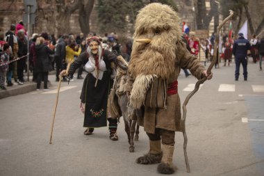 Bulgaristan 'ın Kyustendil kenti - 10 Şubat 2024: Bulgaristan' ın Kyustendil kentinde düzenlenen maskeli balo festivalinin birincisi. Geleneksel Kuker deri takım elbiseli adamlar pirinç çanlar eşliğinde dans ediyor ve doğurganlık ve sağlık ayini yapıyorlar..