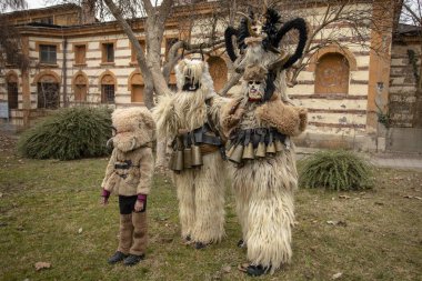 Bulgaristan 'ın Kyustendil kenti - 10 Şubat 2024: Bulgaristan' ın Kyustendil kentinde düzenlenen maskeli balo festivalinin birincisi. Bulgar halk kostüm giymiş kadınlar bakır çanlar eşliğinde dans ediyor ve doğurganlık ve sağlık ayini yapıyorlar.