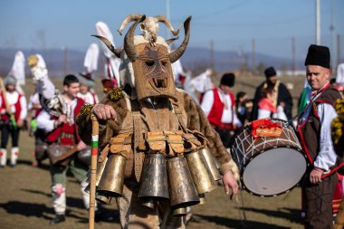Elin Pelin, Bulgaristan - 17 Şubat 2024: Elin Pelin Bulgaristan 'da düzenlenen 8. Maskeli Balo Festivali. Bakır zilli kuker kostümlü adamlar doğurganlık ve sağlık için bir ritüel gerçekleştiriyorlar..