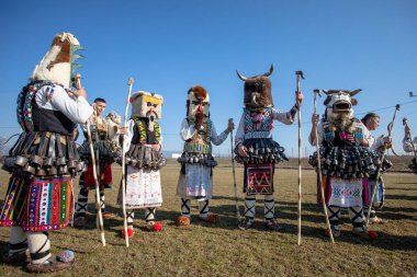 Elin Pelin, Bulgaristan - 17 Şubat 2024: Elin Pelin Bulgaristan 'da düzenlenen 8. Maskeli Balo Festivali. Bakır zilli kuker kostümlü adamlar doğurganlık ve sağlık için bir ritüel gerçekleştiriyorlar..