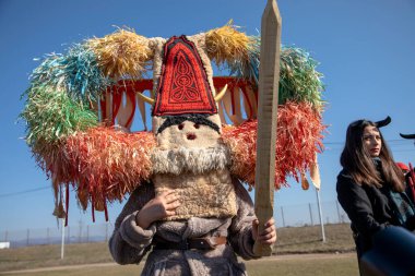 Elin Pelin, Bulgaristan - 17 Şubat 2024: Elin Pelin Bulgaristan 'da düzenlenen 8. Maskeli Balo Festivali. Bakır zilli kuker kostümlü adamlar doğurganlık ve sağlık için bir ritüel gerçekleştiriyorlar..