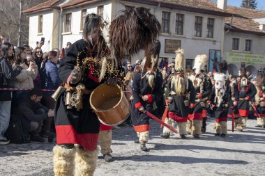 Shiroka Laka, Bulgaristan - 03 Mart 2024: Bulgaristan 'ın Shiroka Laka kentinde düzenlenen Pesponedelnik Maskeli Balo Oyunları Festivali' nde Kukeri adlı maskeli adamlar oyun oynayıp kötü ruhları kaçırdılar