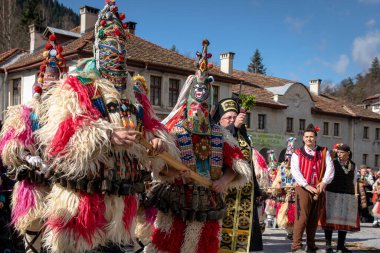 Shiroka Laka, Bulgaristan - 03 Mart 2024: Bulgaristan 'ın Shiroka Laka kentinde düzenlenen Pesponedelnik Maskeli Balo Oyunları Festivali' nde Kukeri adlı maskeli adamlar oyun oynayıp kötü ruhları kaçırdılar