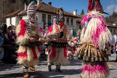 Shiroka Laka, Bulgaristan - 03 Mart 2024: Bulgaristan 'ın Shiroka Laka kentinde düzenlenen Pesponedelnik Maskeli Balo Oyunları Festivali' nde Kukeri adlı maskeli adamlar oyun oynayıp kötü ruhları kaçırdılar