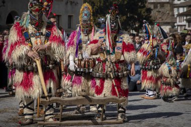 Shiroka Laka, Bulgaristan - 03 Mart 2024: Bulgaristan 'ın Shiroka Laka kentinde düzenlenen Pesponedelnik Maskeli Balo Oyunları Festivali' nde Kukeri adlı maskeli adamlar oyun oynayıp kötü ruhları kaçırdılar