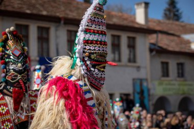 Shiroka Laka, Bulgaristan - 03 Mart 2024: Bulgaristan 'ın Shiroka Laka kentinde düzenlenen Pesponedelnik Maskeli Balo Oyunları Festivali' nde Kukeri adlı maskeli adamlar oyun oynayıp kötü ruhları kaçırdılar