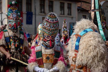 Shiroka Laka, Bulgaristan - 03 Mart 2024: Bulgaristan 'ın Shiroka Laka kentinde düzenlenen Pesponedelnik Maskeli Balo Oyunları Festivali' nde Kukeri adlı maskeli adamlar oyun oynayıp kötü ruhları kaçırdılar