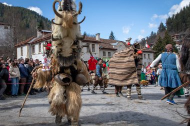 Shiroka Laka, Bulgaristan - 03 Mart 2024: Bulgaristan 'ın Shiroka Laka kentinde düzenlenen Pesponedelnik Maskeli Balo Oyunları Festivali' nde Kukeri adlı maskeli adamlar oyun oynayıp kötü ruhları kaçırdılar