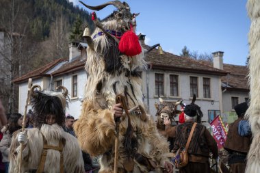 Shiroka Laka, Bulgaristan - 03 Mart 2024: Bulgaristan 'ın Shiroka Laka kentinde düzenlenen Pesponedelnik Maskeli Balo Oyunları Festivali' nde Kukeri adlı maskeli adamlar oyun oynayıp kötü ruhları kaçırdılar