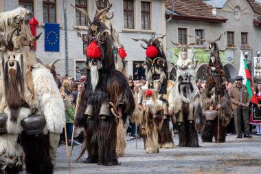 Shiroka Laka, Bulgaristan - 03 Mart 2024: Bulgaristan 'ın Shiroka Laka kentinde düzenlenen Pesponedelnik Maskeli Balo Oyunları Festivali' nde Kukeri adlı maskeli adamlar oyun oynayıp kötü ruhları kaçırdılar