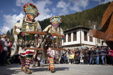 Shiroka Laka, Bulgaristan - 03 Mart 2024: Bulgaristan 'ın Shiroka Laka kentinde düzenlenen Pesponedelnik Maskeli Balo Oyunları Festivali' nde Kukeri adlı maskeli adamlar oyun oynayıp kötü ruhları kaçırdılar