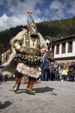 Shiroka Laka, Bulgaristan - 03 Mart 2024: Bulgaristan 'ın Shiroka Laka kentinde düzenlenen Pesponedelnik Maskeli Balo Oyunları Festivali' nde Kukeri adlı maskeli adamlar oyun oynayıp kötü ruhları kaçırdılar