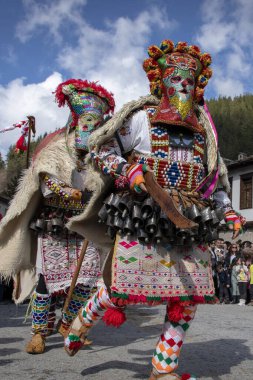 Shiroka Laka, Bulgaristan - 03 Mart 2024: Bulgaristan 'ın Shiroka Laka kentinde düzenlenen Pesponedelnik Maskeli Balo Oyunları Festivali' nde Kukeri adlı maskeli adamlar oyun oynayıp kötü ruhları kaçırdılar