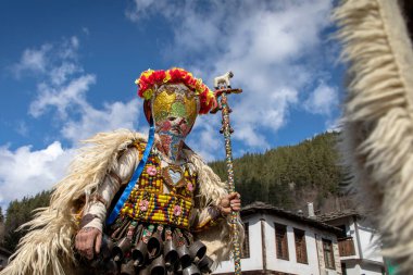 Shiroka Laka, Bulgaristan - 03 Mart 2024: Bulgaristan 'ın Shiroka Laka kentinde düzenlenen Pesponedelnik Maskeli Balo Oyunları Festivali' nde Kukeri adlı maskeli adamlar oyun oynayıp kötü ruhları kaçırdılar