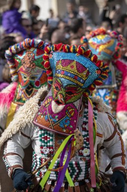 Shiroka Laka, Bulgaristan - 03 Mart 2024: Bulgaristan 'ın Shiroka Laka kentinde düzenlenen Pesponedelnik Maskeli Balo Oyunları Festivali' nde Kukeri adlı maskeli adamlar oyun oynayıp kötü ruhları kaçırdılar