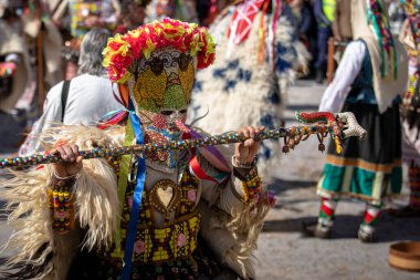 Shiroka Laka, Bulgaristan - 03 Mart 2024: Bulgaristan 'ın Shiroka Laka kentinde düzenlenen Pesponedelnik Maskeli Balo Oyunları Festivali' nde Kukeri adlı maskeli adamlar oyun oynayıp kötü ruhları kaçırdılar