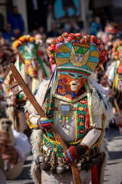 Shiroka Laka, Bulgaristan - 03 Mart 2024: Bulgaristan 'ın Shiroka Laka kentinde düzenlenen Pesponedelnik Maskeli Balo Oyunları Festivali' nde Kukeri adlı maskeli adamlar oyun oynayıp kötü ruhları kaçırdılar