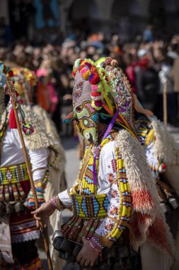 Shiroka Laka, Bulgaristan - 03 Mart 2024: Bulgaristan 'ın Shiroka Laka kentinde düzenlenen Pesponedelnik Maskeli Balo Oyunları Festivali' nde Kukeri adlı maskeli adamlar oyun oynayıp kötü ruhları kaçırdılar