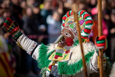 Shiroka Laka, Bulgaristan - 03 Mart 2024: Bulgaristan 'ın Shiroka Laka kentinde düzenlenen Pesponedelnik Maskeli Balo Oyunları Festivali' nde Kukeri adlı maskeli adamlar oyun oynayıp kötü ruhları kaçırdılar