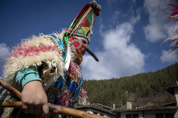 Shiroka Laka, Bulgaristan - 03 Mart 2024: Bulgaristan 'ın Shiroka Laka kentinde düzenlenen Pesponedelnik Maskeli Balo Oyunları Festivali' nde Kukeri adlı maskeli adamlar oyun oynayıp kötü ruhları kaçırdılar