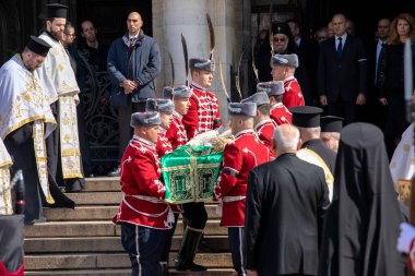 Sofya, Bulgaristan, 16 Mart 2024: Cenaze töreni sırasında korumalar merhum Bulgar Başpiskoposu ve Sofya Büyükşehir Neofili 'nin tabutunu taşıdılar.