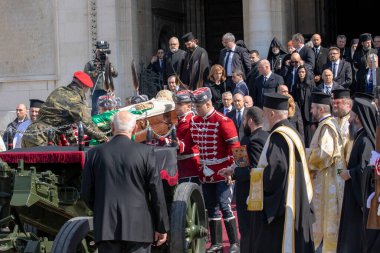 Sofya, Bulgaristan, 16 Mart 2024: Cenaze töreni sırasında korumalar merhum Bulgar Başpiskoposu ve Sofya Büyükşehir Neofili 'nin tabutunu taşıdılar.