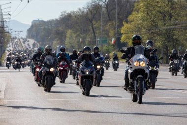 Motosiklet süren motosikletçiler. Sofya, Bulgaristan - 06 Nisan 2024: Sezon açılışı sırasında motosikletçiler Sofya sokaklarında motosiklet sürüyorlar.