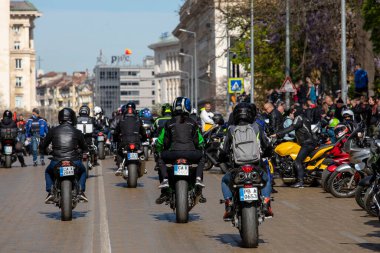 Motosiklet süren motosikletçiler. Sofya, Bulgaristan - 06 Nisan 2024: Sezon açılışı sırasında motosikletçiler Sofya sokaklarında motosiklet sürüyorlar.