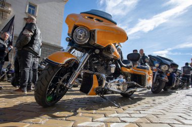 Motosiklet süren motosikletçiler. Sofya, Bulgaristan - 06 Nisan 2024: Sezon açılışı sırasında motosikletçiler Sofya sokaklarında motosiklet sürüyorlar.