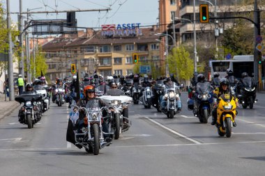 Motosiklet süren motosikletçiler. Sofya, Bulgaristan - 06 Nisan 2024: Sezon açılışı sırasında motosikletçiler Sofya sokaklarında motosiklet sürüyorlar.