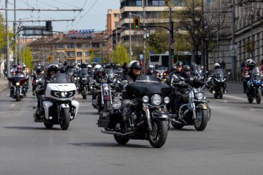 Motosiklet süren motosikletçiler. Sofya, Bulgaristan - 06 Nisan 2024: Sezon açılışı sırasında motosikletçiler Sofya sokaklarında motosiklet sürüyorlar.