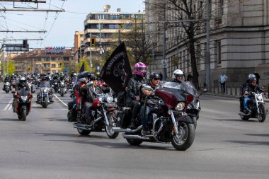 Motosiklet süren motosikletçiler. Sofya, Bulgaristan - 06 Nisan 2024: Sezon açılışı sırasında motosikletçiler Sofya sokaklarında motosiklet sürüyorlar.