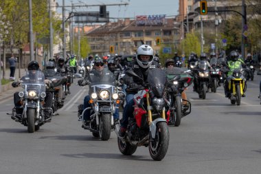 Motosiklet süren motosikletçiler. Sofya, Bulgaristan - 06 Nisan 2024: Sezon açılışı sırasında motosikletçiler Sofya sokaklarında motosiklet sürüyorlar.
