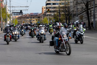 Motosiklet süren motosikletçiler. Sofya, Bulgaristan - 06 Nisan 2024: Sezon açılışı sırasında motosikletçiler Sofya sokaklarında motosiklet sürüyorlar.