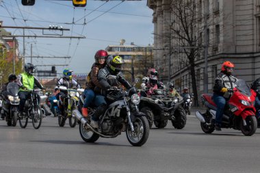 Motosiklet süren motosikletçiler. Sofya, Bulgaristan - 06 Nisan 2024: Sezon açılışı sırasında motosikletçiler Sofya sokaklarında motosiklet sürüyorlar.