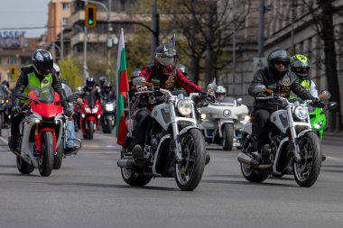 Motosiklet süren motosikletçiler. Sofya, Bulgaristan - 06 Nisan 2024: Sezon açılışı sırasında motosikletçiler Sofya sokaklarında motosiklet sürüyorlar.