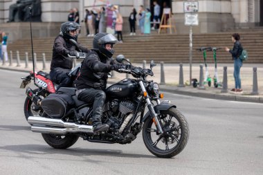 Motosiklet süren motosikletçiler. Sofya, Bulgaristan - 06 Nisan 2024: Sezon açılışı sırasında motosikletçiler Sofya sokaklarında motosiklet sürüyorlar.