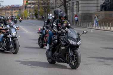 Motosiklet süren motosikletçiler. Sofya, Bulgaristan - 06 Nisan 2024: Sezon açılışı sırasında motosikletçiler Sofya sokaklarında motosiklet sürüyorlar.