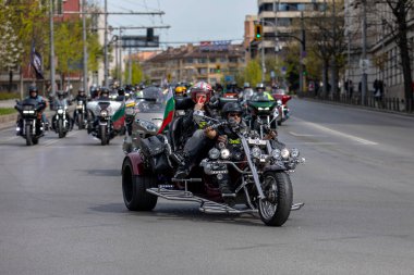 Motosiklet süren motosikletçiler. Sofya, Bulgaristan - 06 Nisan 2024: Sezon açılışı sırasında motosikletçiler Sofya sokaklarında motosiklet sürüyorlar.