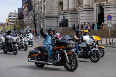 Motosiklet süren motosikletçiler. Sofya, Bulgaristan - 06 Nisan 2024: Sezon açılışı sırasında motosikletçiler Sofya sokaklarında motosiklet sürüyorlar.