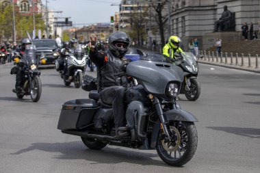 Motosiklet süren motosikletçiler. Sofya, Bulgaristan - 06 Nisan 2024: Sezon açılışı sırasında motosikletçiler Sofya sokaklarında motosiklet sürüyorlar.